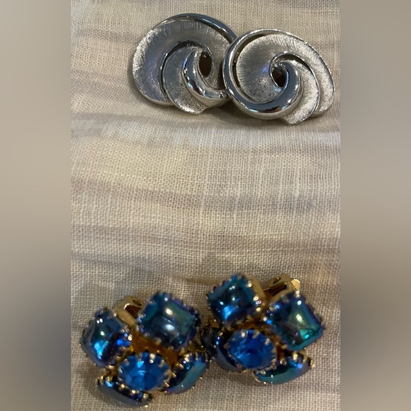 Vintage Clip On Earrings 12 pair, in great condition. - Picture 8 of 10